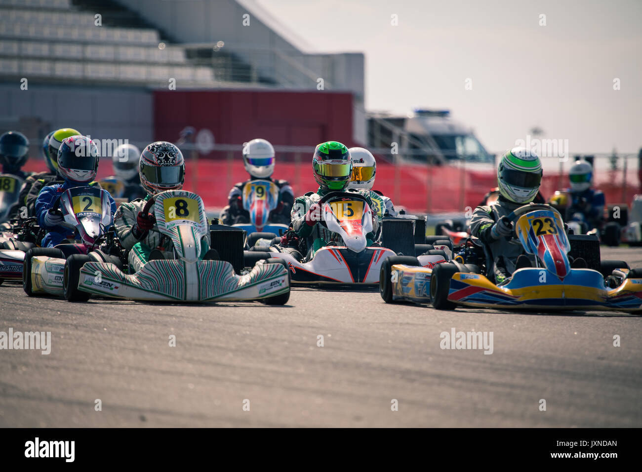 Belgorod, Russland - 13. August: Nicht identifizierte Piloten konkurrieren auf der Strecke der Serie Sport karting Rotax Max Cup RAF, 13. August 2017 in Belgorod, Russland. Stockfoto