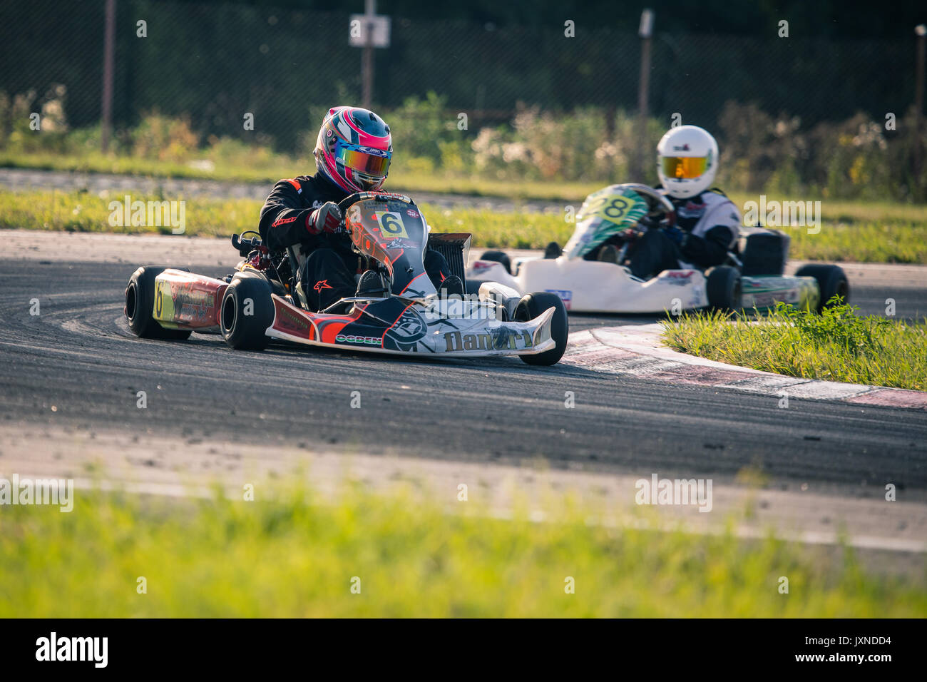 Belgorod, Russland - 13. August: Nicht identifizierte Piloten konkurrieren auf der Strecke der Serie Sport karting Rotax Max Cup RAF, 13. August 2017 in Belgorod, Russland. Stockfoto