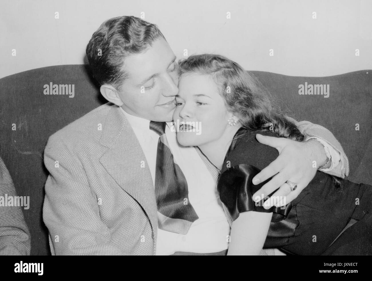 Beta Theta Pi, Bruderschaften, Studentisches Leben Candid shot der Brüderlichkeit Mitglied seiner Freundin auf einer Party, 1947 annehmen. Stockfoto