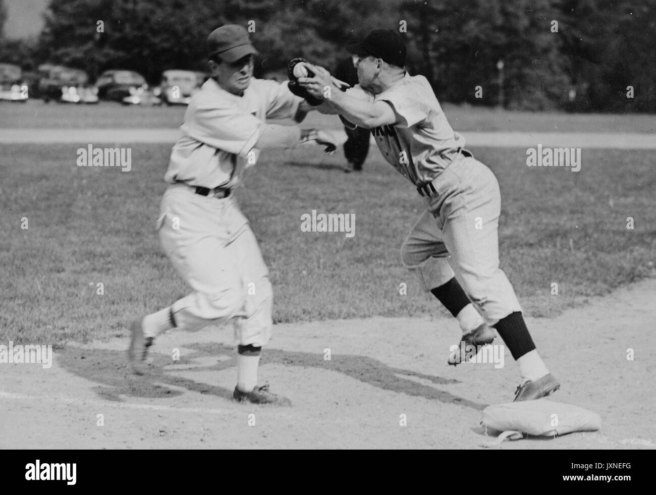 Baseball Action Shot von unidentifed Spieler erhalten ein, bevor Base, 1947. Stockfoto