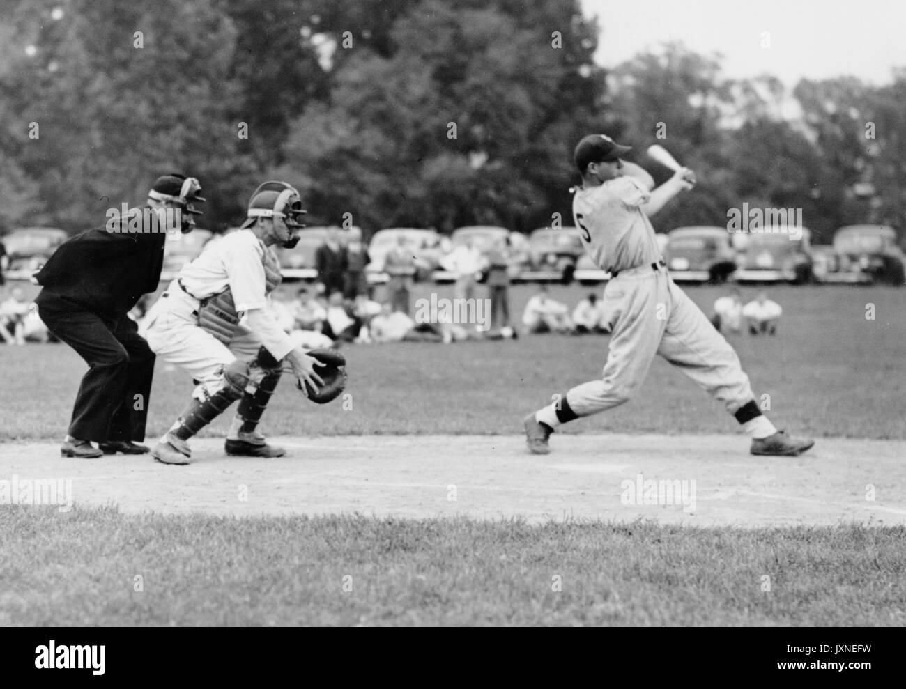Baseball Action Shot von unidentifed Player bei bat, 1947. Stockfoto