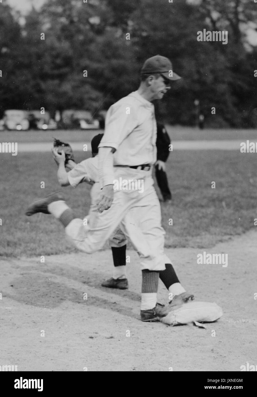 Baseball Action Shot von unidentifed Player sicher zu Base, 1947. Stockfoto