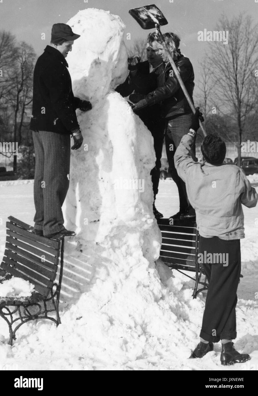 Das studentische Leben, Schnee Hopkins Studenten erstellen eine riesige Schnee Frau vor der Schlafsäle, 1947. Stockfoto