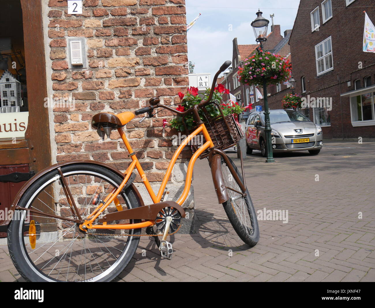 Orange Fahrrad in Venlo Stockfotografie - Alamy