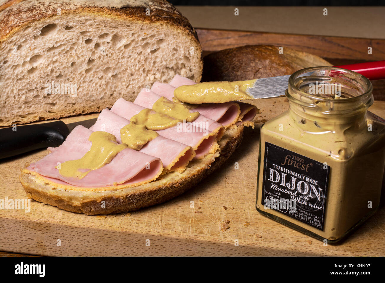 Schinken Sandwich mit einer Menge Dijon Senf Stockfoto