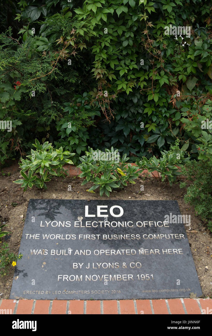 Gedenktafel zur Erinnerung an die Website von Leo, oder lyons elektronische Büro, das erste Business Computer und durch die j Lyons Company, London, England Stockfoto