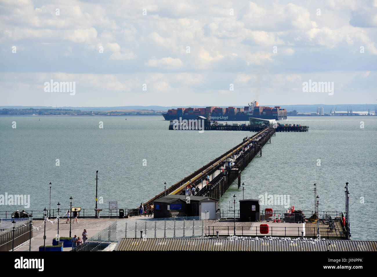 Ein großes Containerschiff passiert den Southend Pier auf der Themse in Essex, Großbritannien Stockfoto