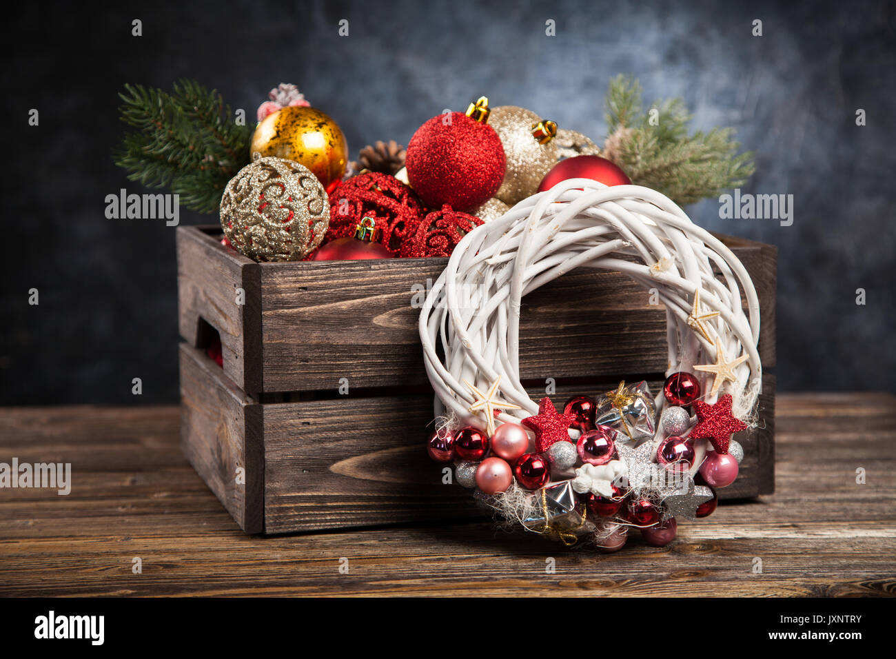 Weihnachtsschmuck in einer Holzkiste Stockfoto