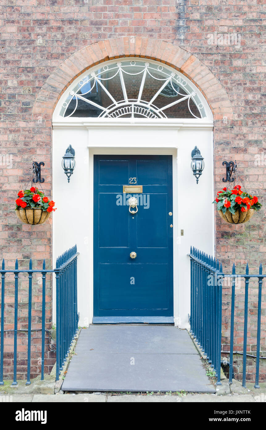 Smart blaue Tür in einem georgianischen Haus in Shrewsbury Stockfoto