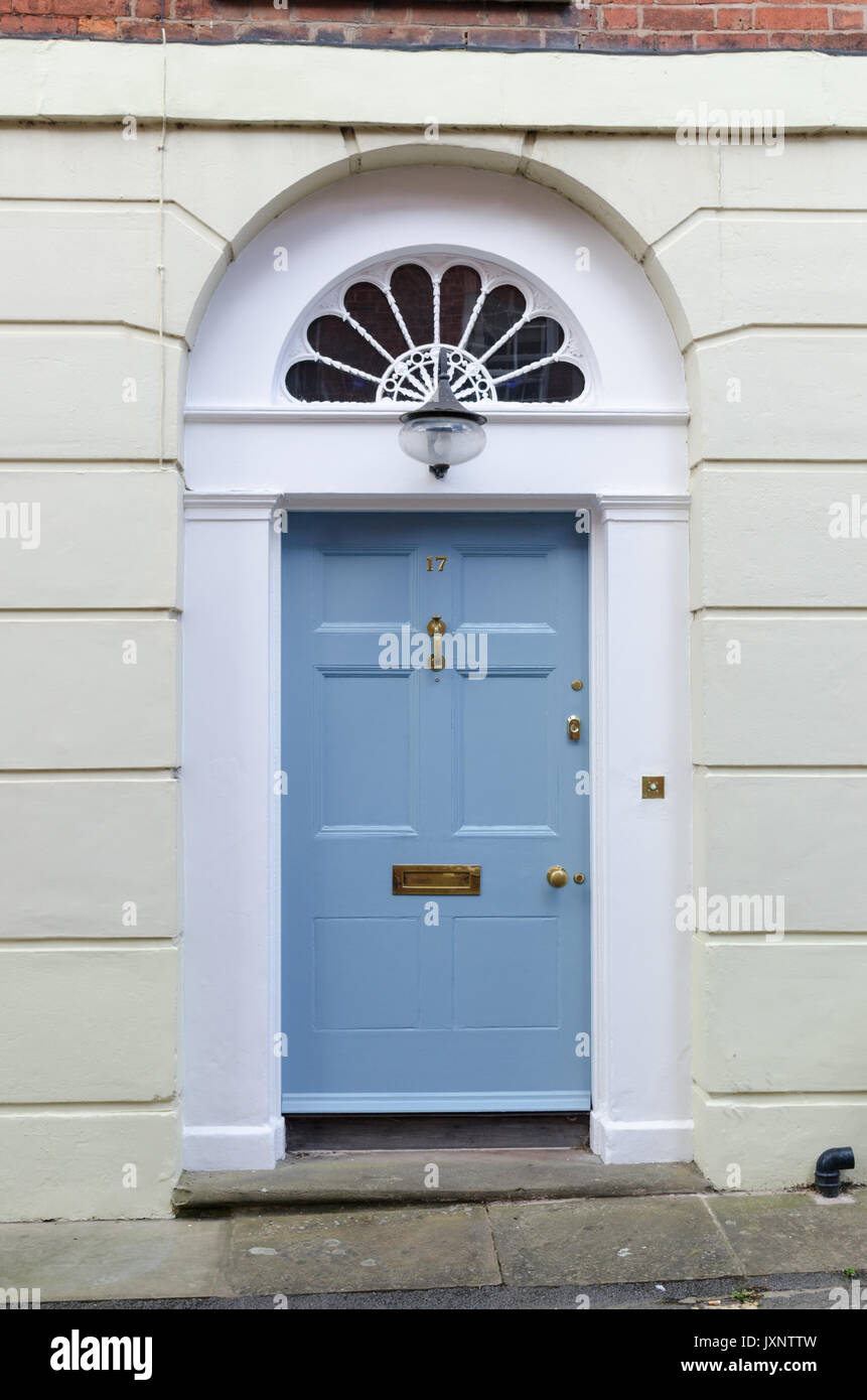 Smart blaue Tür in einem georgianischen Haus in Shrewsbury Stockfoto