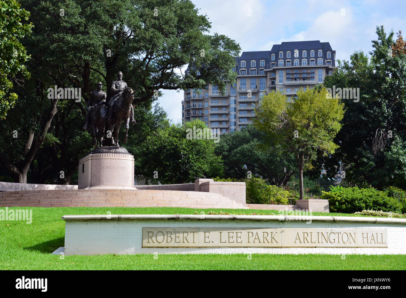 Die Robert E. Lee Statue in Dallas Uptown Nachbarschaft vor der