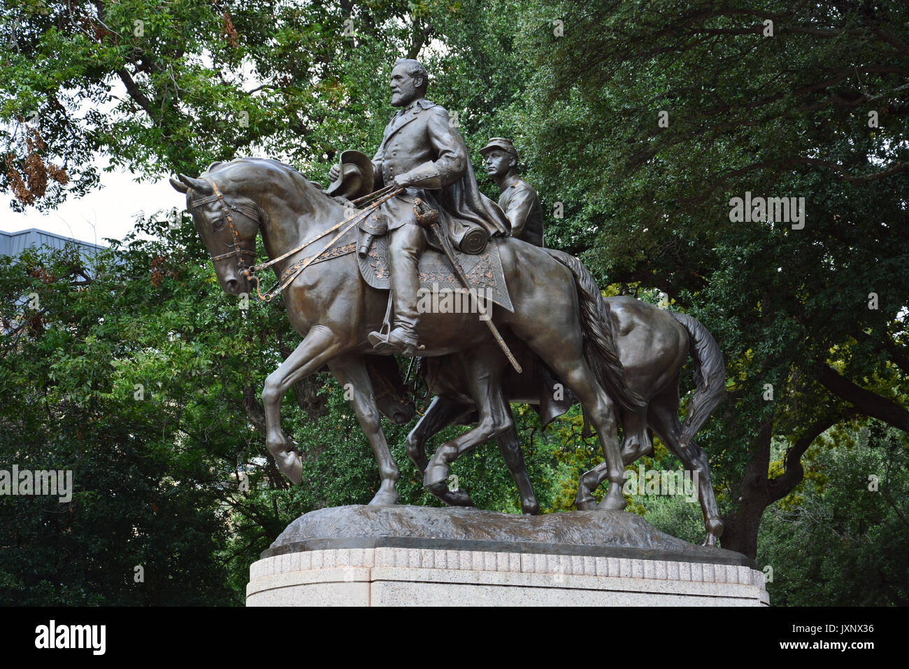 Die Robert-E.-Lee-Statue im Stadtviertel Uptown von Dallas, bevor sie am 6. September 2017 vom Stadtrat entfernt wurde. Stockfoto