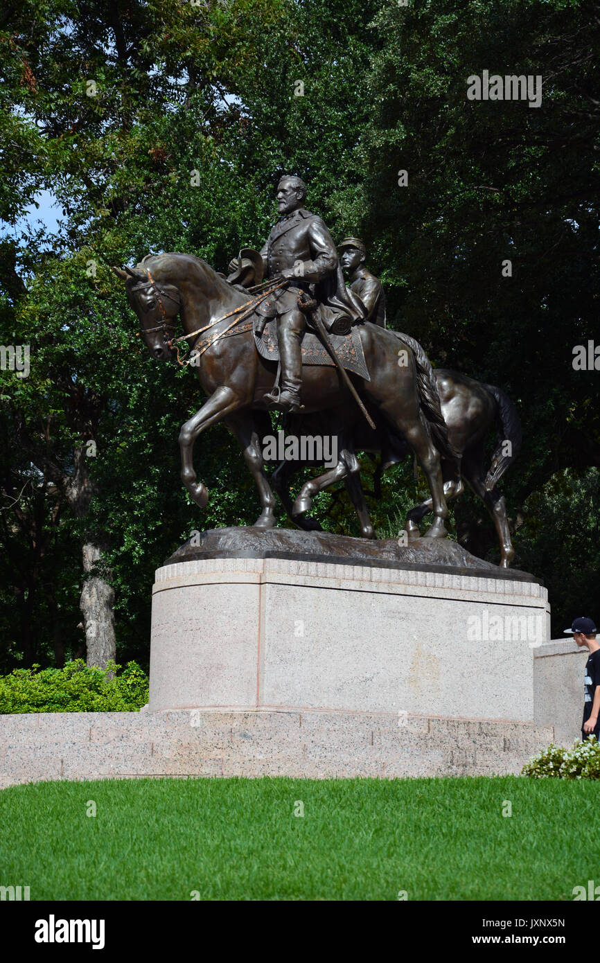 Die Robert-E.-Lee-Statue im Stadtviertel Uptown von Dallas, bevor sie am 6. September 2017 vom Stadtrat entfernt wurde. Stockfoto
