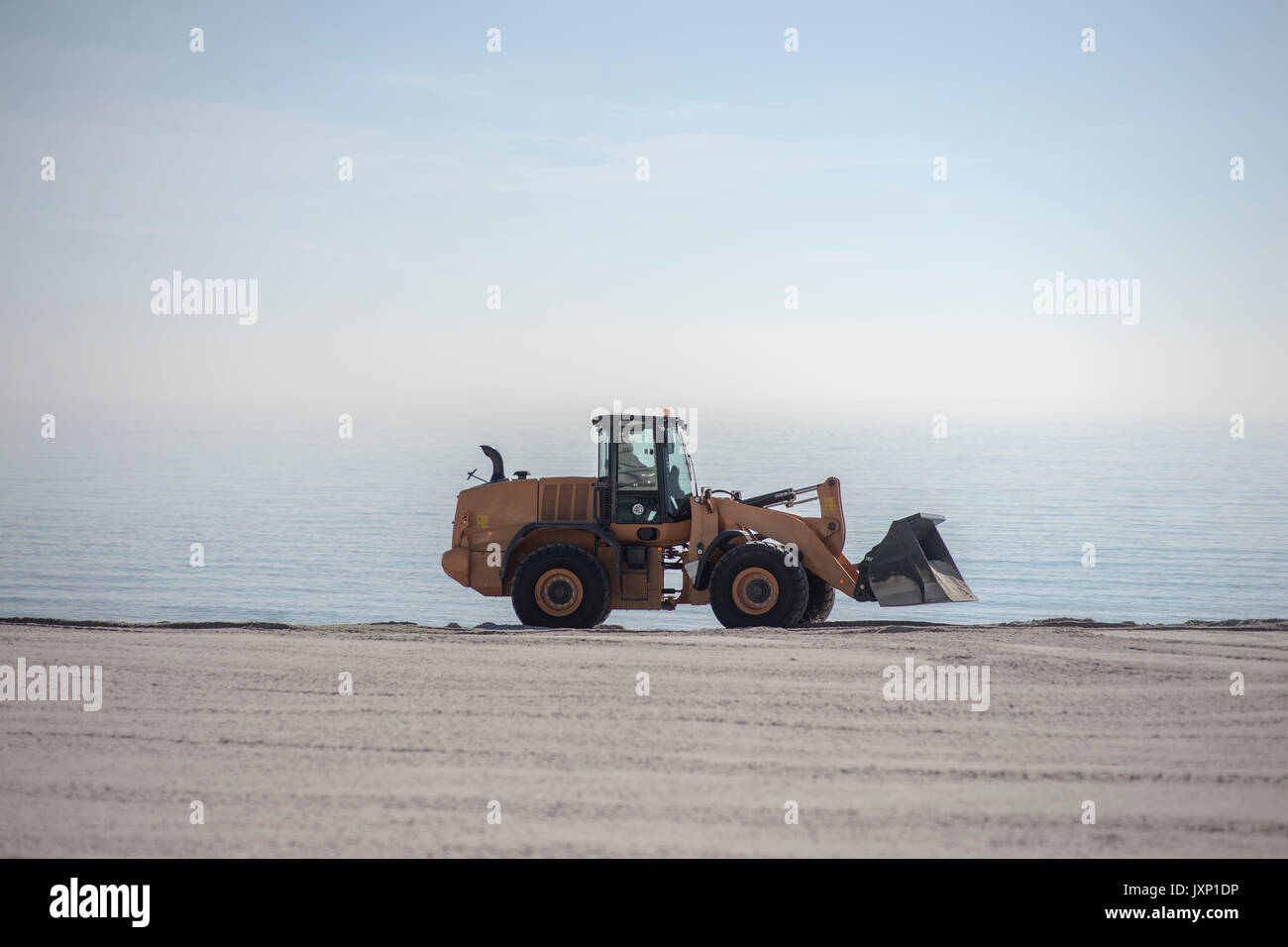 Ein Traktor am Strand Stockfoto
