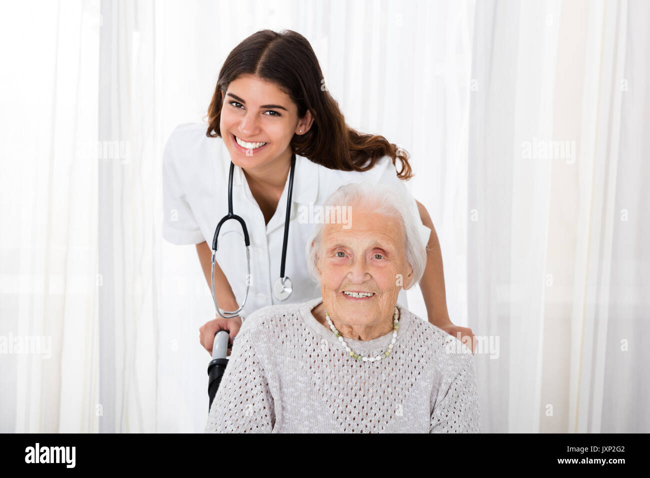 Portrait von Happy Ärztin mit behinderten älteren Patienten im Krankenhaus Stockfoto Portrait von Happy Ärztin mit behinderten älteren Patienten im Krankenhaus Stockfoto