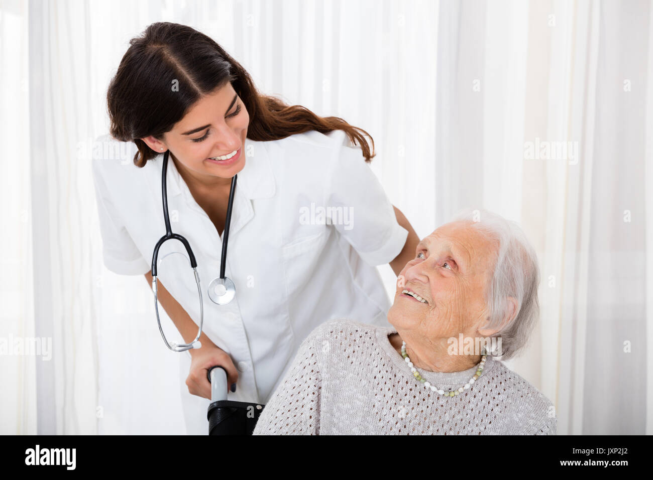 Pflege Ärztin hilft behinderten älteren Patienten im Krankenhaus Stockfoto Pflege Ärztin hilft behinderten älteren Patienten im Krankenhaus Stockfoto