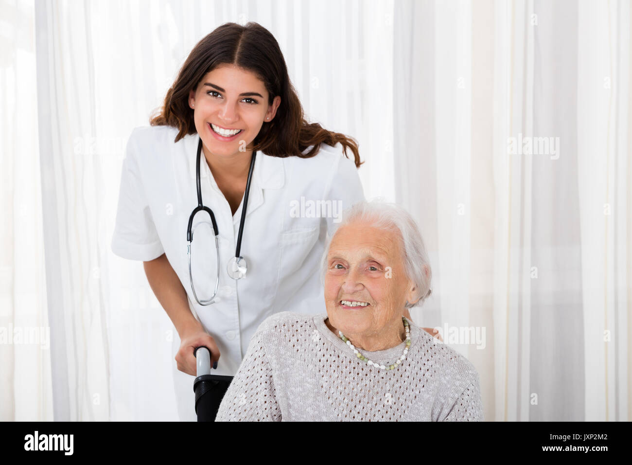 Portrait von Happy Ärztin mit behinderten älteren Patienten im Krankenhaus Stockfoto Portrait von Happy Ärztin mit behinderten älteren Patienten im Krankenhaus Stockfoto