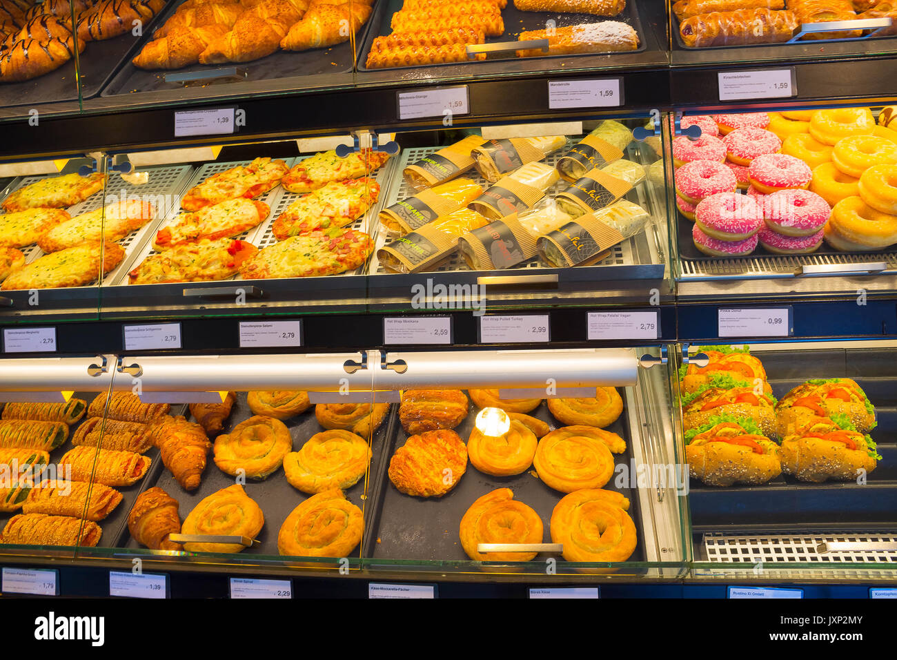 Salzburg, Österreich - Mai 01, 2017: Snack mit Schinken und Gurken Stockfoto