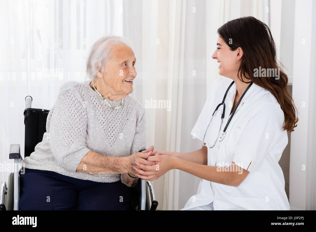 Gerne Ärztin trostreiche Behinderte ältere Patient im Krankenhaus Stockfoto Gerne Ärztin trostreiche Behinderte ältere Patient im Krankenhaus Stockfoto