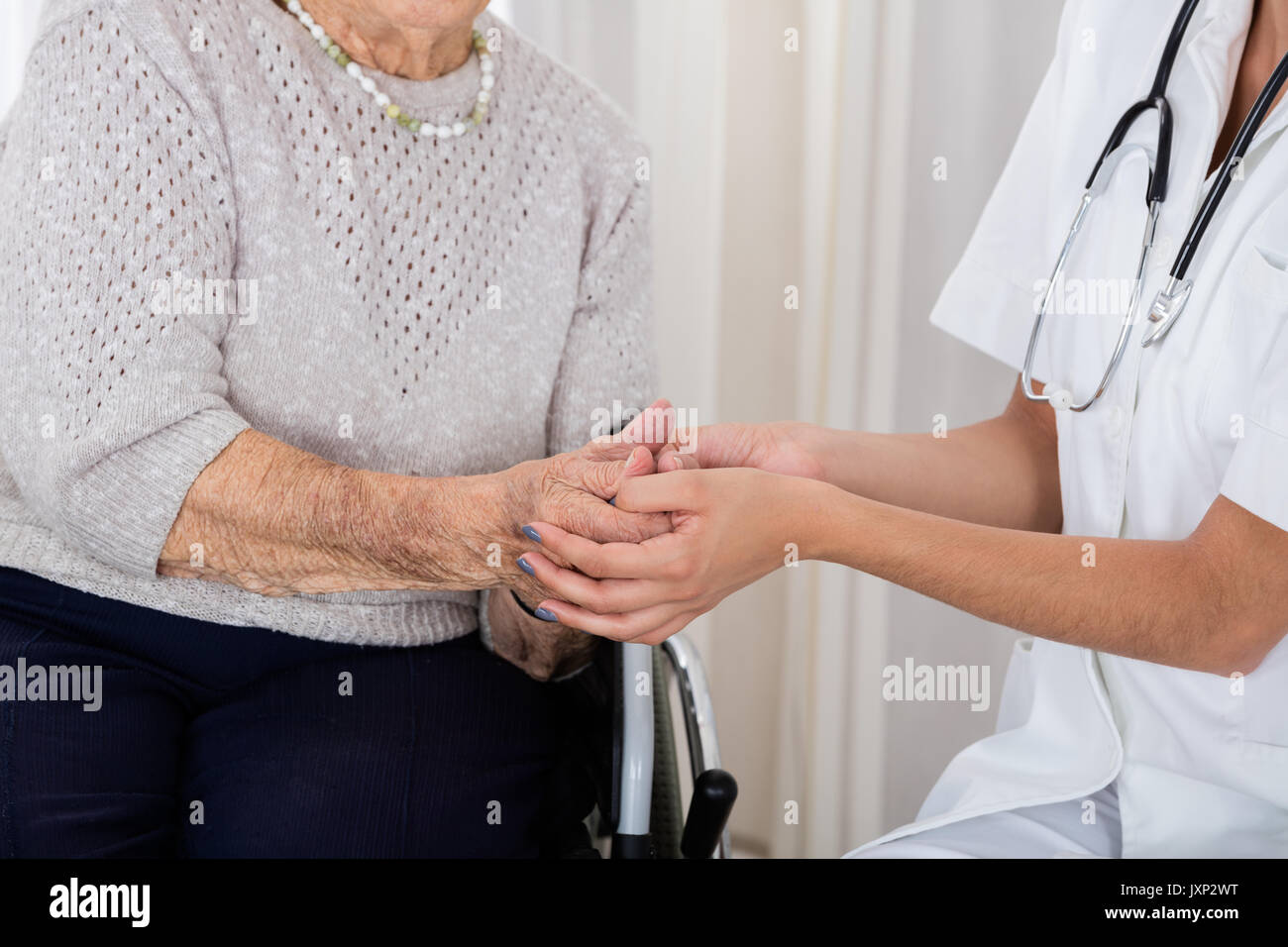 In der Nähe der weiblichen Arzt trostreiche Behinderte ältere Patient im Krankenhaus Stockfoto In der Nähe der weiblichen Arzt trostreiche Behinderte ältere Patient im Krankenhaus Stockfoto