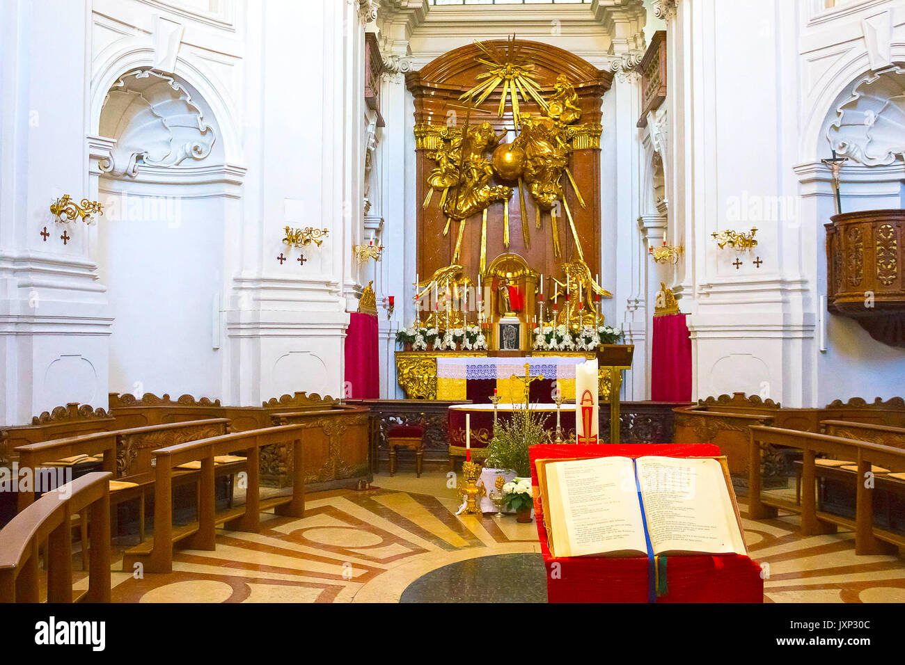 Salzburg, Österreich - Mai 01, 2017 : in der Trinity-Church in Salzburg, Österreich. Die Kirche wurde zwischen 1694 und 1702 gebaut. Stockfoto