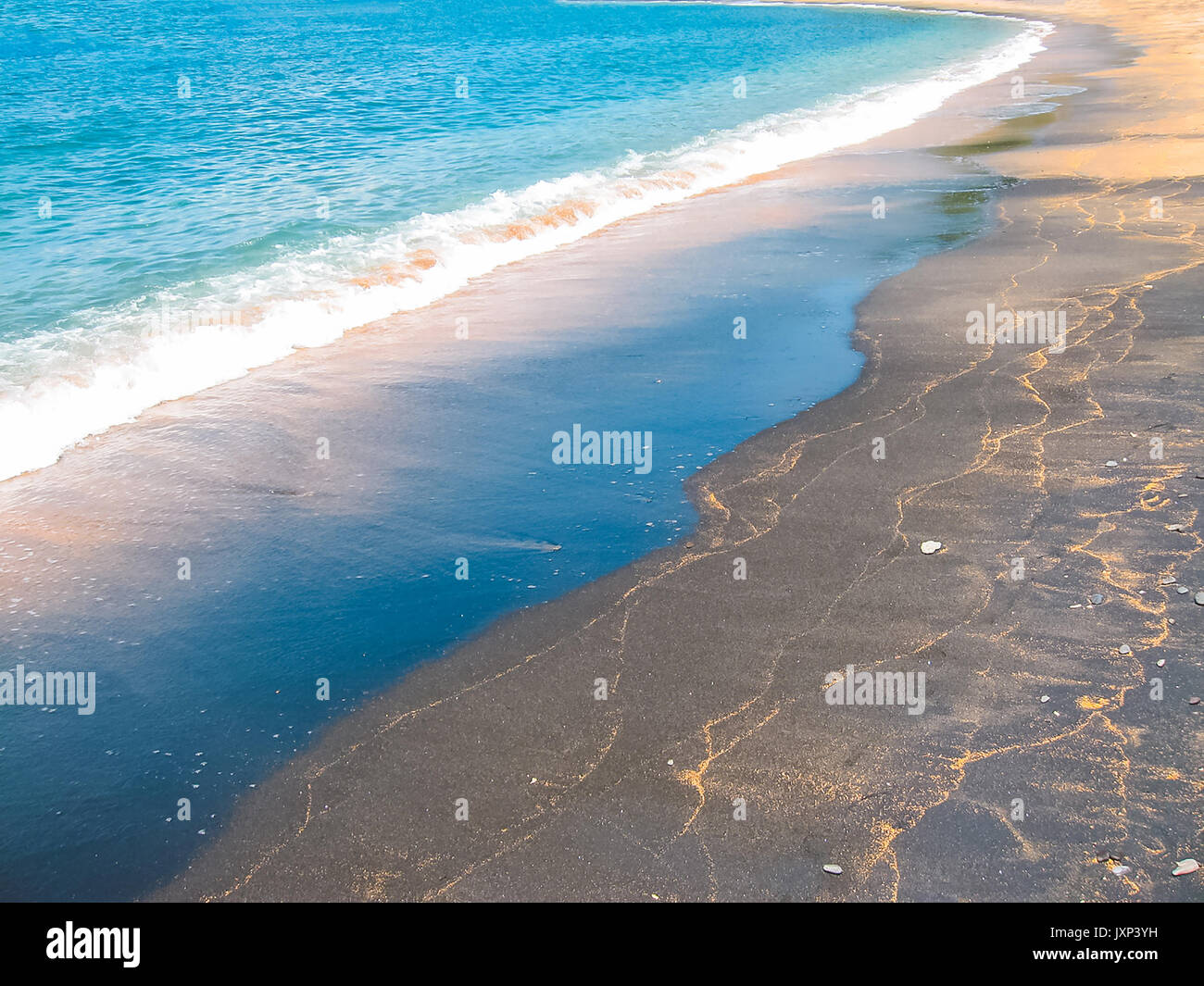 Black Sand Beach in Insel Bali in Indonesien Stockfoto