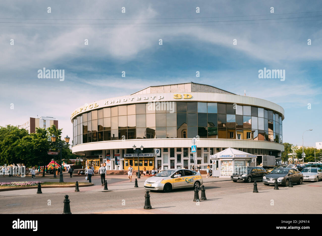 Brest, Belarus - Juni 6, 2017: Leute, die in der Nähe von Kinos Belarus über sovietskaya Straße im Sommer Tag. Grundlage Der runde Gebäude des Kinos ist. Stockfoto