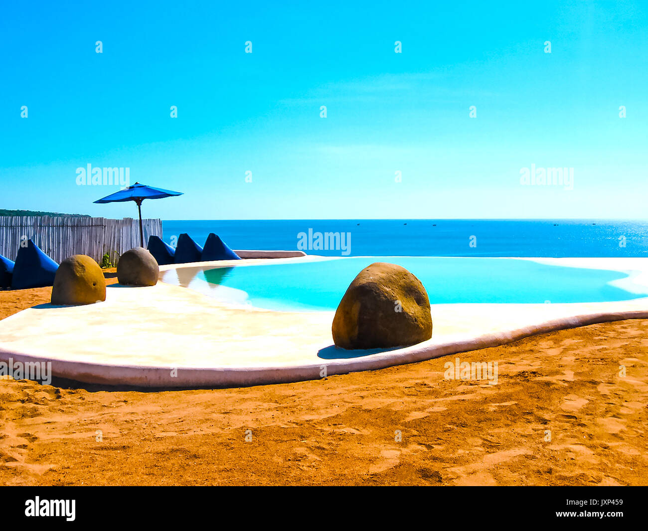 Bali, Indonesien - 19. April 2012: Blick auf den Pool in El Kabron Ibiza Style Beach Club Stockfoto