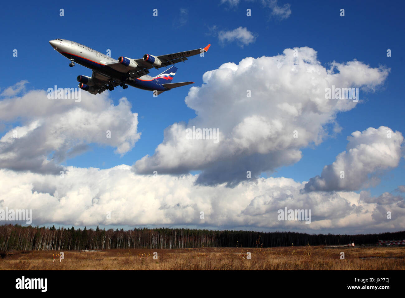 Sheremetyevo, Moskauer Gebiet, Russland - Oktober 3, 2013: Aeroflot IIlyushin IL -96-300 RA -96008 Landung am internationalen Flughafen Scheremetjewo. Stockfoto