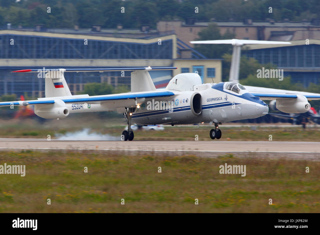 Schukowski, Moskau, Russland - 11. August 2012: Myasischev M-55 RA -55204 fliegende Labor unten tousching bei 100 Jahre Jubiläum der Russischen Luft Stockfoto