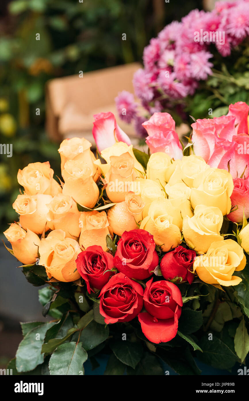 Blumenstrauß aus Rosen geschmückt mit schönen bunten Tropfen Wasser in den Markt. Stockfoto