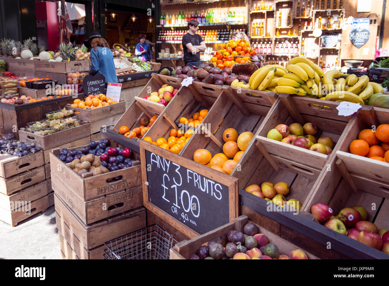 Gemüse in Borough Market Stall. London, 2017. Querformat. Stockfoto