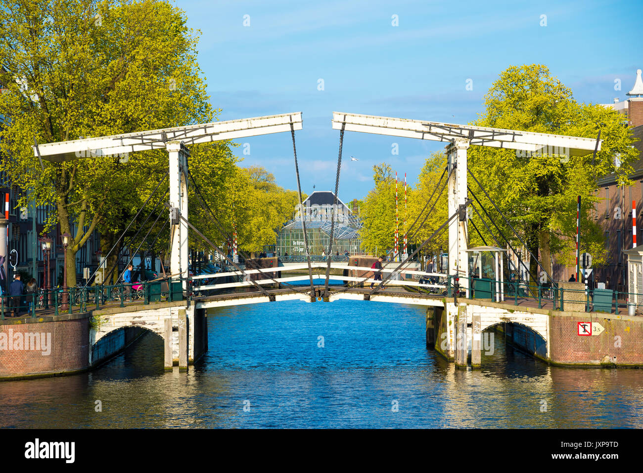 Amsterdam, Niederlande - 19 April, 2017: Zugbrücke in die Hauptstadt der Niederlande, Amsterdam Stockfoto