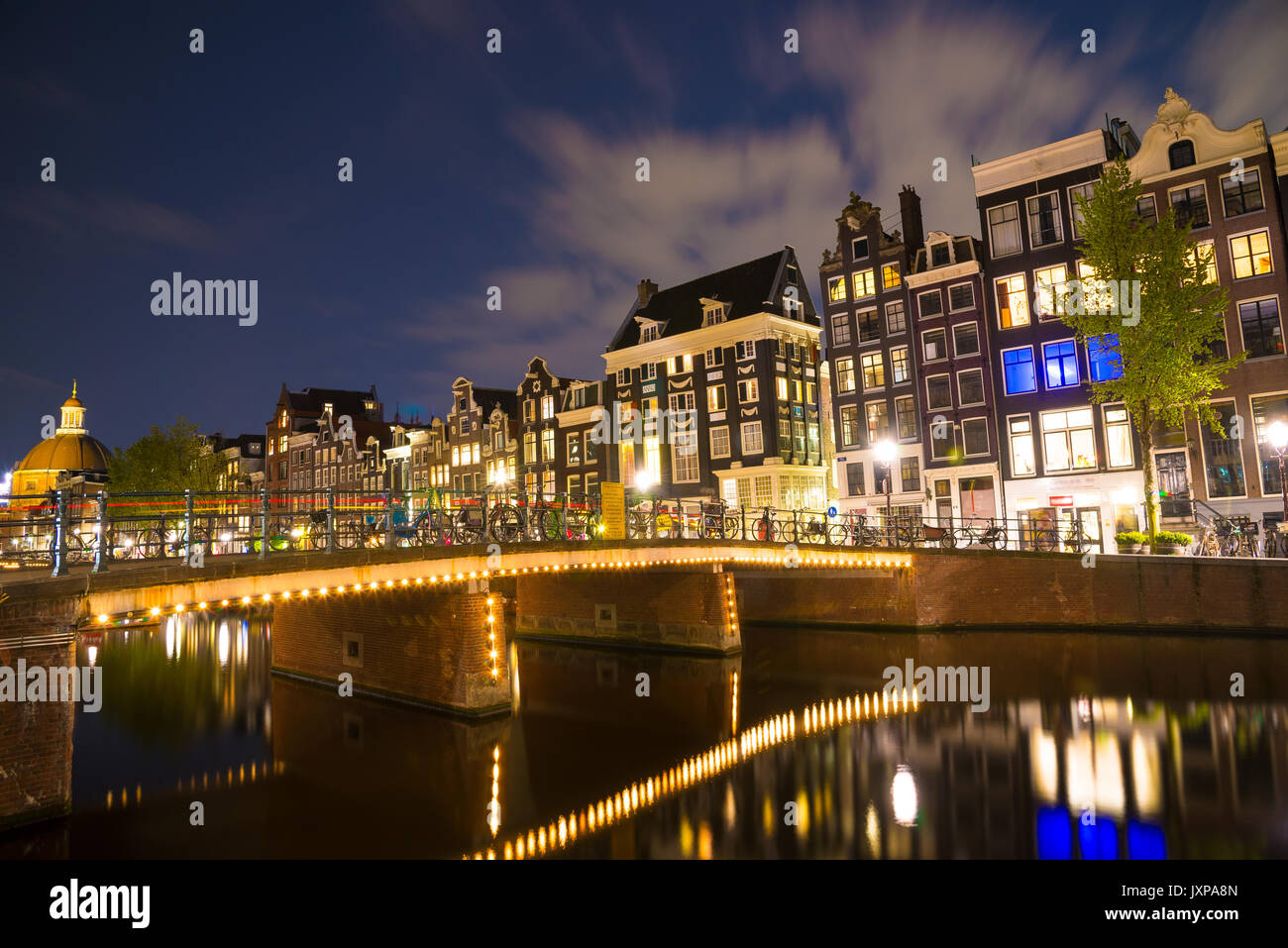 Berühmten Amstel und Night View" der schönen Stadt Amsterdam. Niederlande. Stockfoto