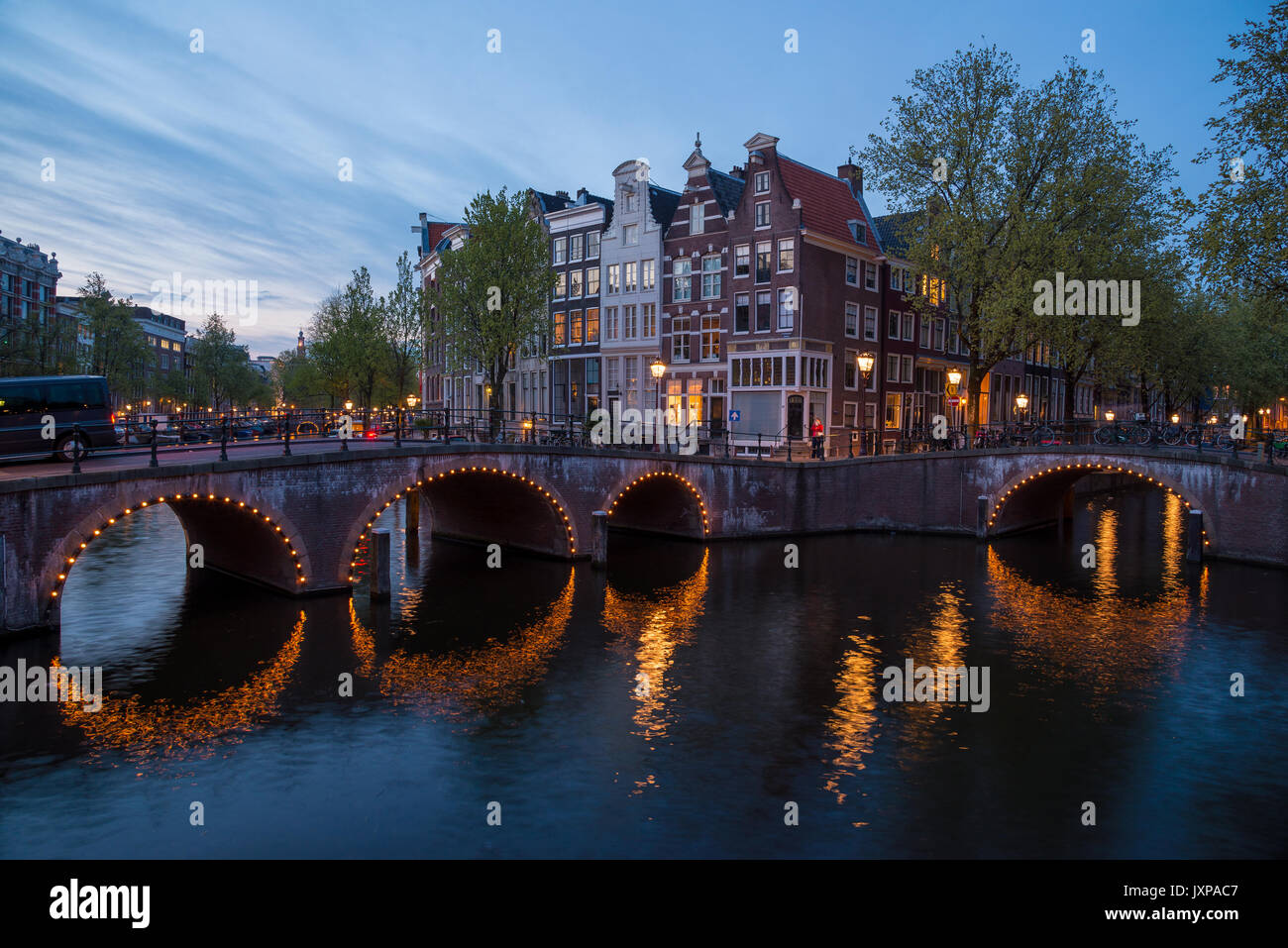 Einer der berühmten Kanal von Amsterdam, die Niederlande in der Abenddämmerung. Stockfoto