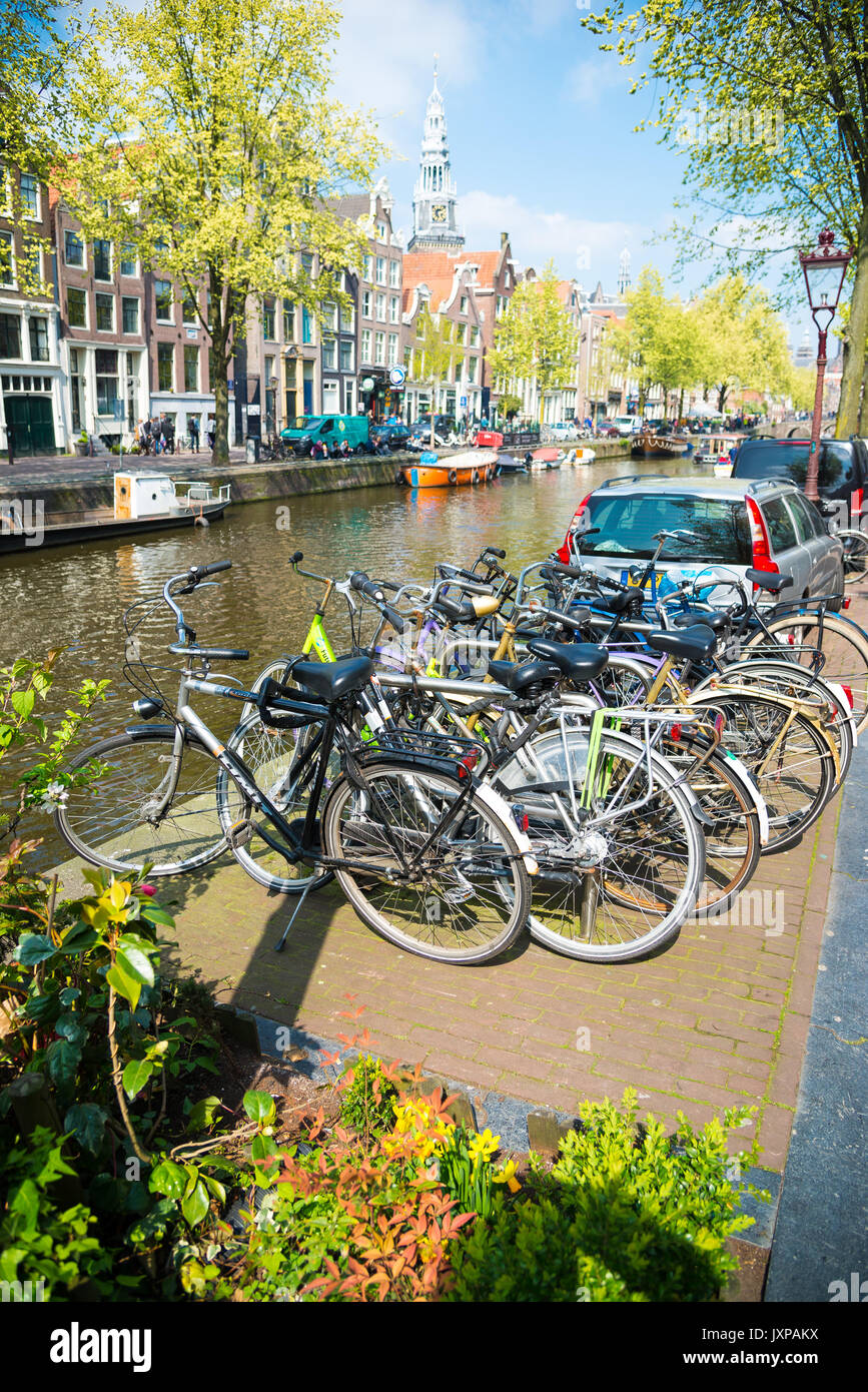 Amsterdam, Niederlande - 20 April 2017: Fahrräder auf der Brücke in Amsterdam, Niederlande Stockfoto