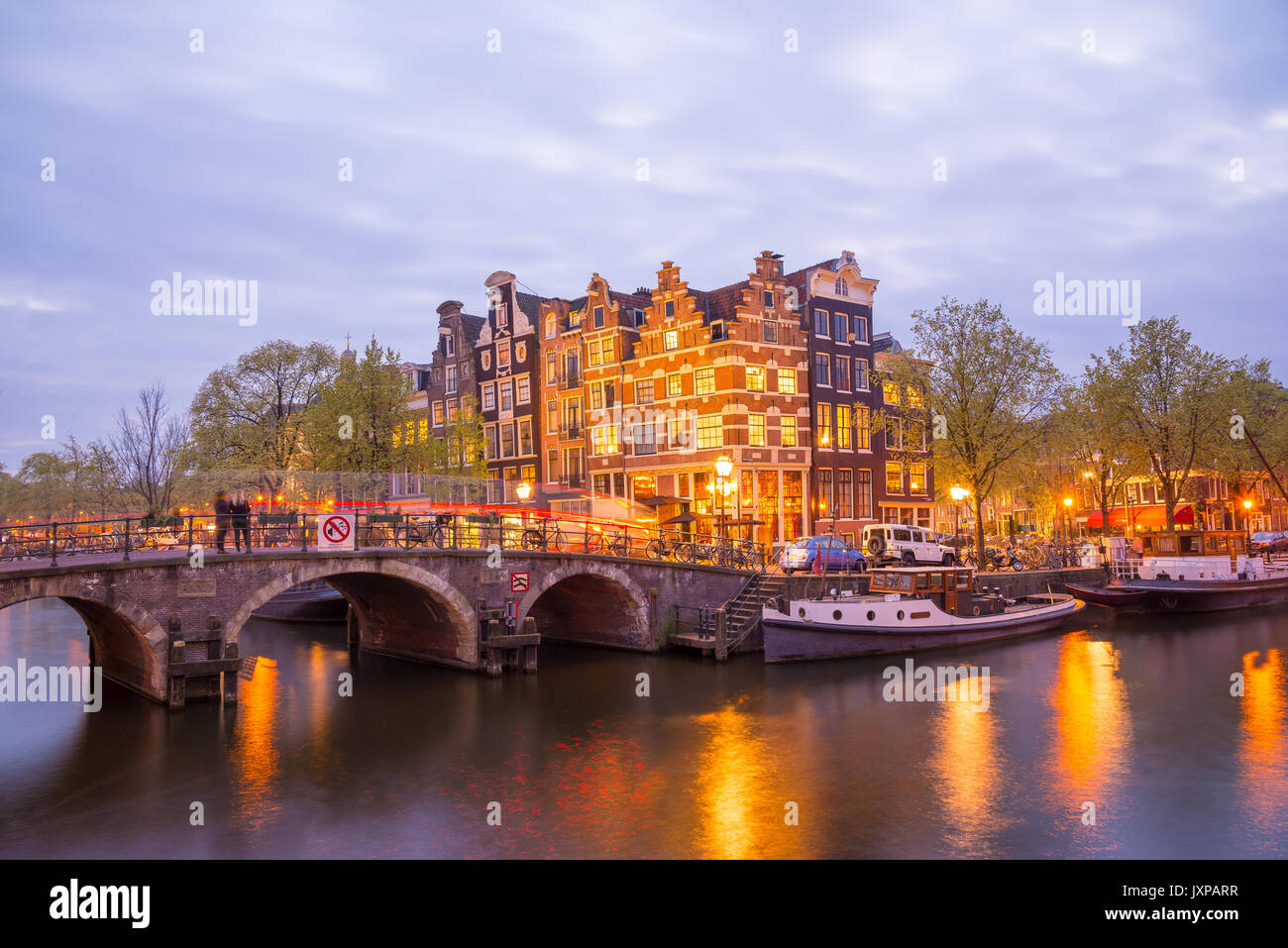 Einer der berühmten Kanal von Amsterdam, die Niederlande in der Abenddämmerung. Stockfoto