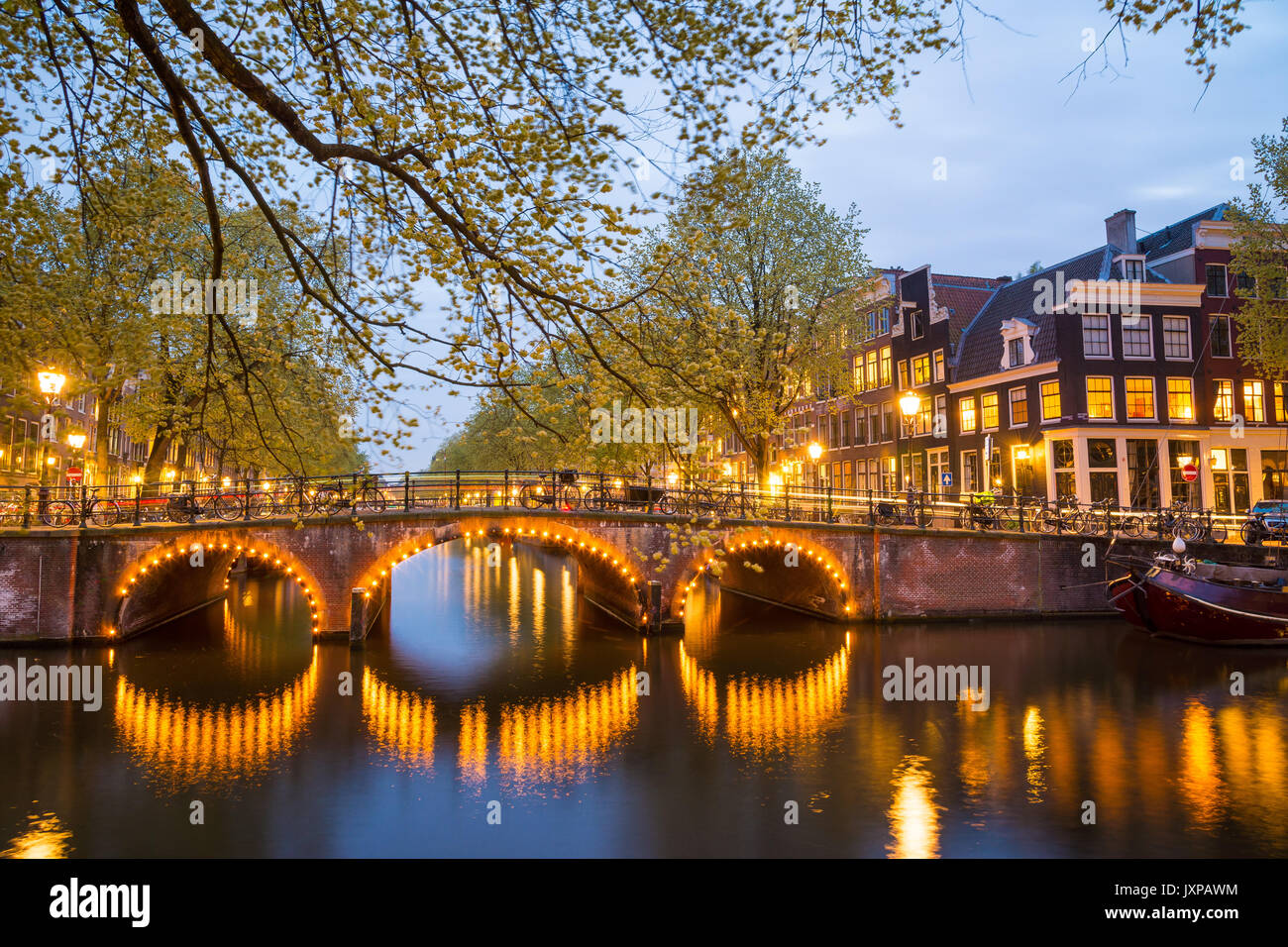 Einer der berühmten Kanal von Amsterdam, die Niederlande in der Abenddämmerung. Stockfoto