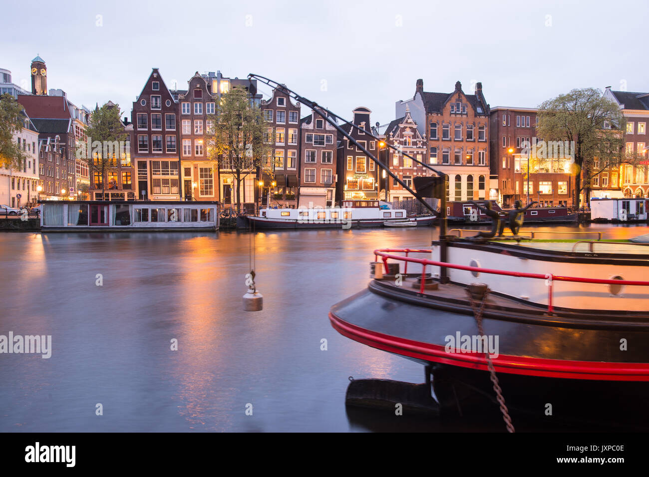 Amsterdam, Niederlande - 21 April, 2017: Kanäle von Amsterdam bei Nacht. Amsterdam ist die Hauptstadt und die bevölkerungsreichste Stadt der Niederlande. Stockfoto