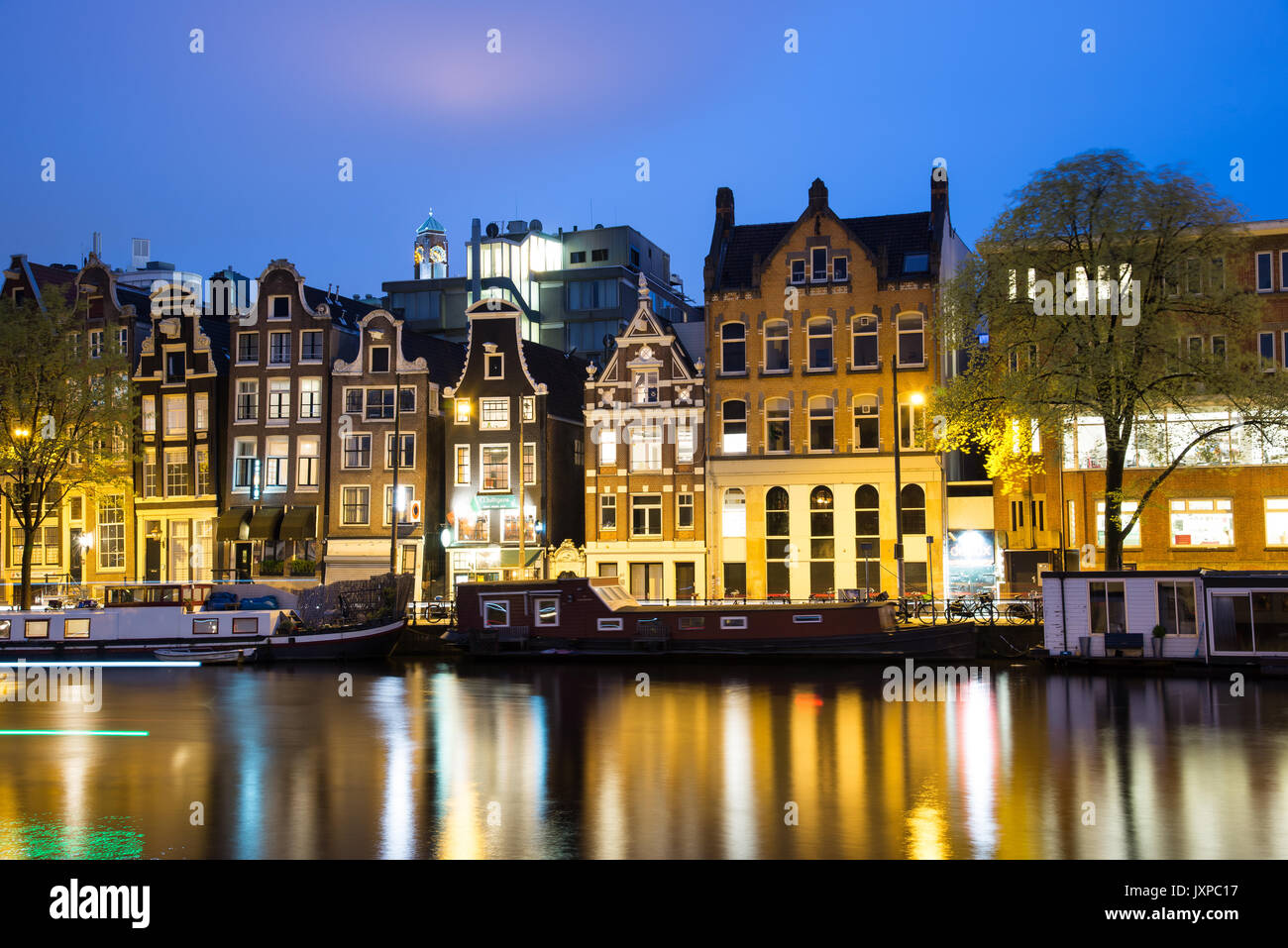 Amsterdam, Niederlande - 21 April, 2017: Blick auf die Grachten von Amsterdam und Böschungen entlang in der Nacht. Stockfoto