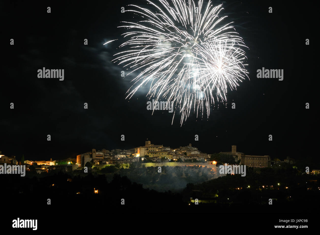 Nacht Blick auf Assisi (Italien) Beleuchtete durch Feuerwerk. Querformat. Stockfoto