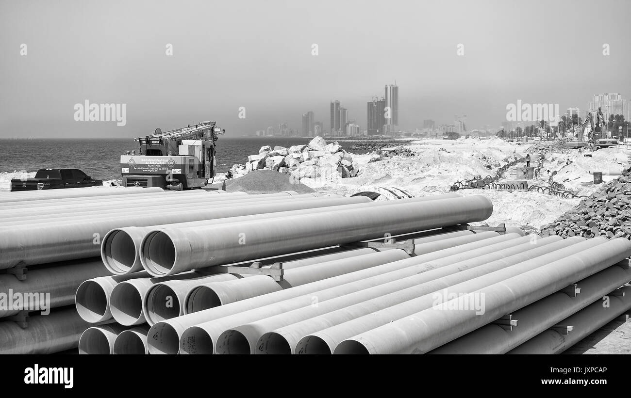Dubai, Vereinigte Arabische Emirate - Mai 03, 2017: Leitungen an einem Strand Baustelle entlang der Straße zwischen Dubai und Sharjah. Stockfoto