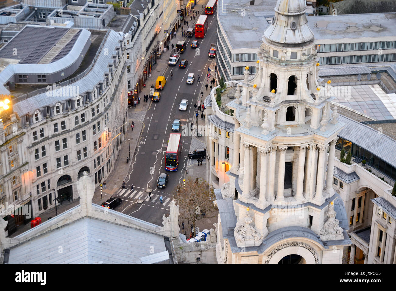 Blick über Ludgate Hill Form der Kuppel der St. Paul's Kathedrale in London (UK). Querformat. Stockfoto