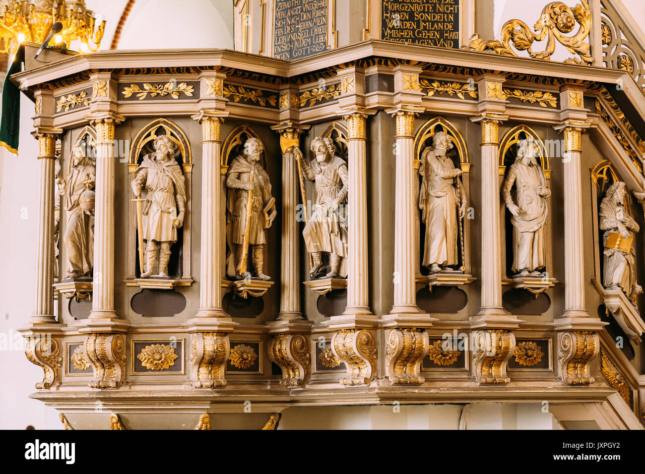 Riga, Lettland - 2. Juli 2016: Innenraum der Rigaer Dom Dom Kathedrale Kirche. Dekorative Elemente, Statuen auf der Kanzel. Indoor Stockfoto