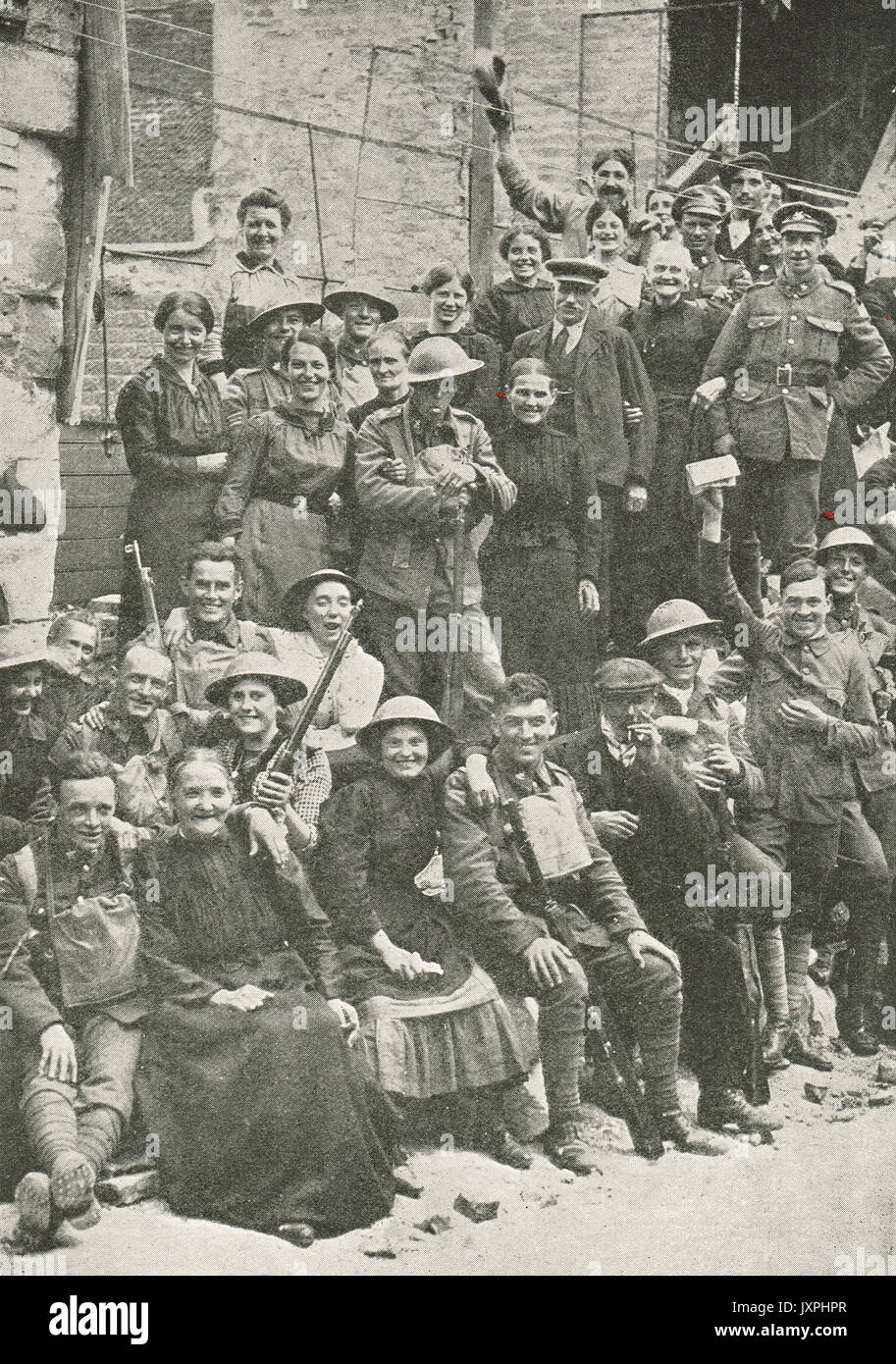 Freudige Szene in einem befreiten französischen Dorf, WK 1. Stockfoto
