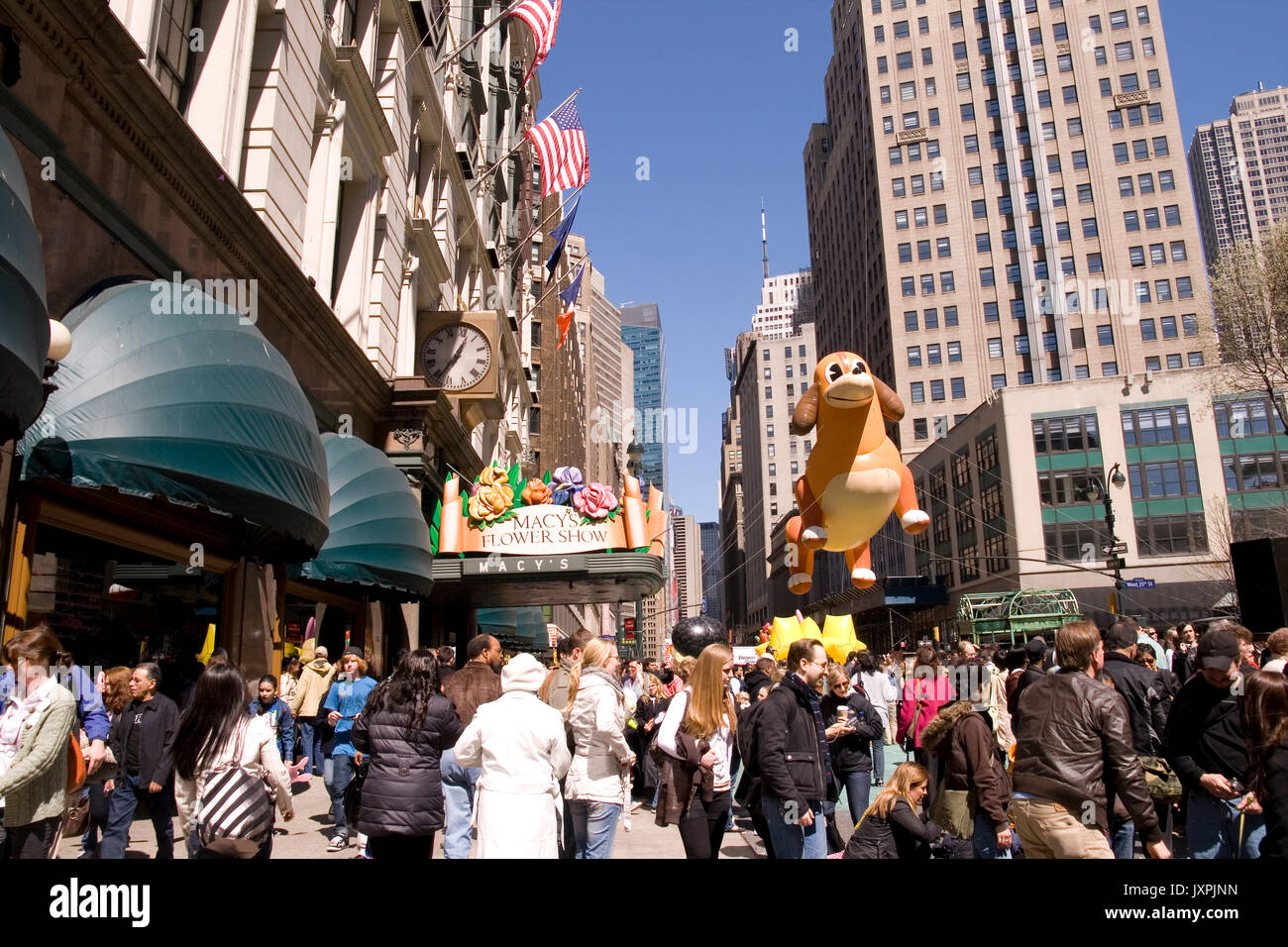 Anzeigen von Macy's Herald Square am Tag der Macy's Flower Show. Stockfoto