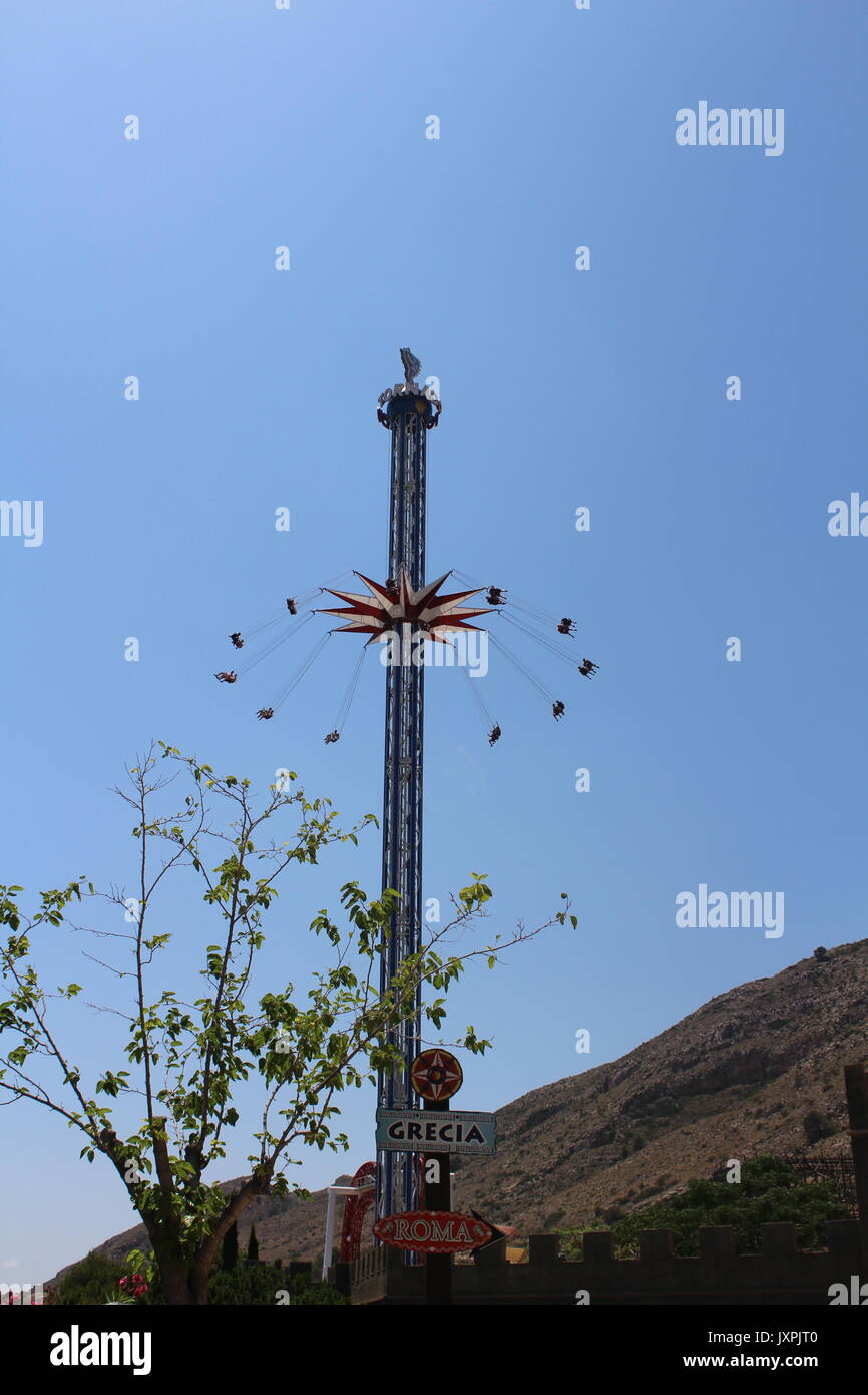 Anzeigen von schaukeln Fahrt am Theme Park in Spanien Stockfoto