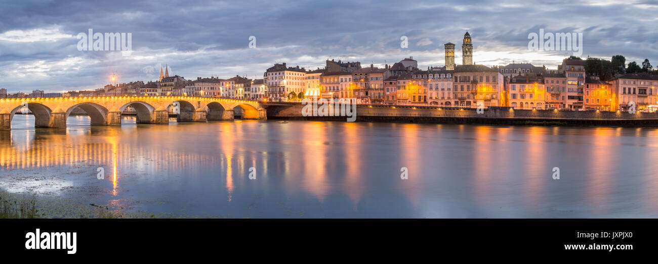 Schöne Aussicht auf die Stadt am Fluss Macon, Frankreich Stockfoto