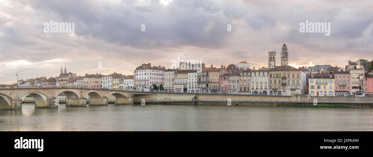 Schöne Aussicht auf die Stadt am Fluss Macon, Frankreich Stockfoto
