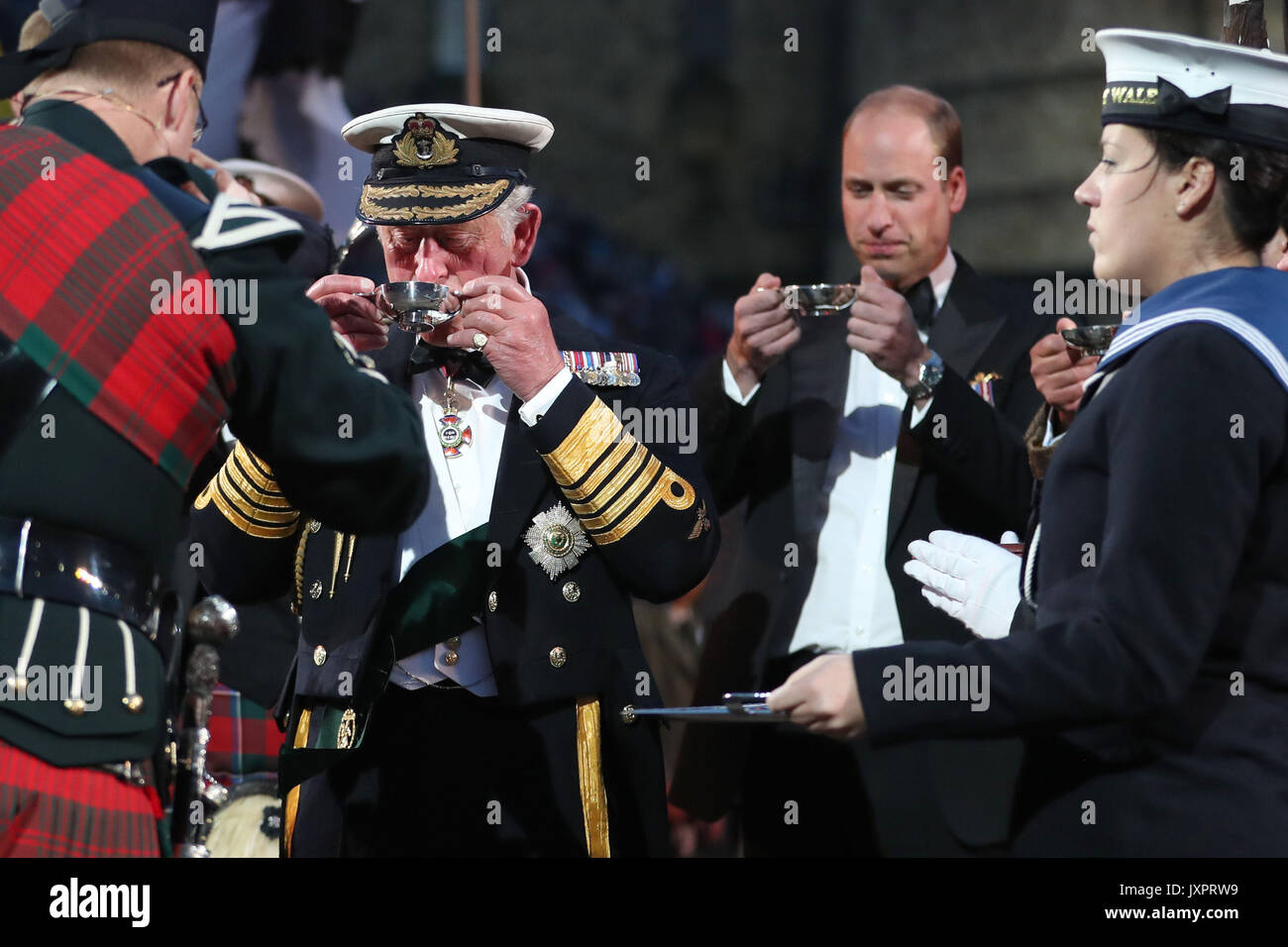 Der Prinz von Wales, als Herzog von Rothesay in Schottland bekannt, und der Herzog von Cambridge trinken Whisky, wie Sie der Royal Edinburgh Military Tattoo in Edinburgh Castle besuchen. Stockfoto